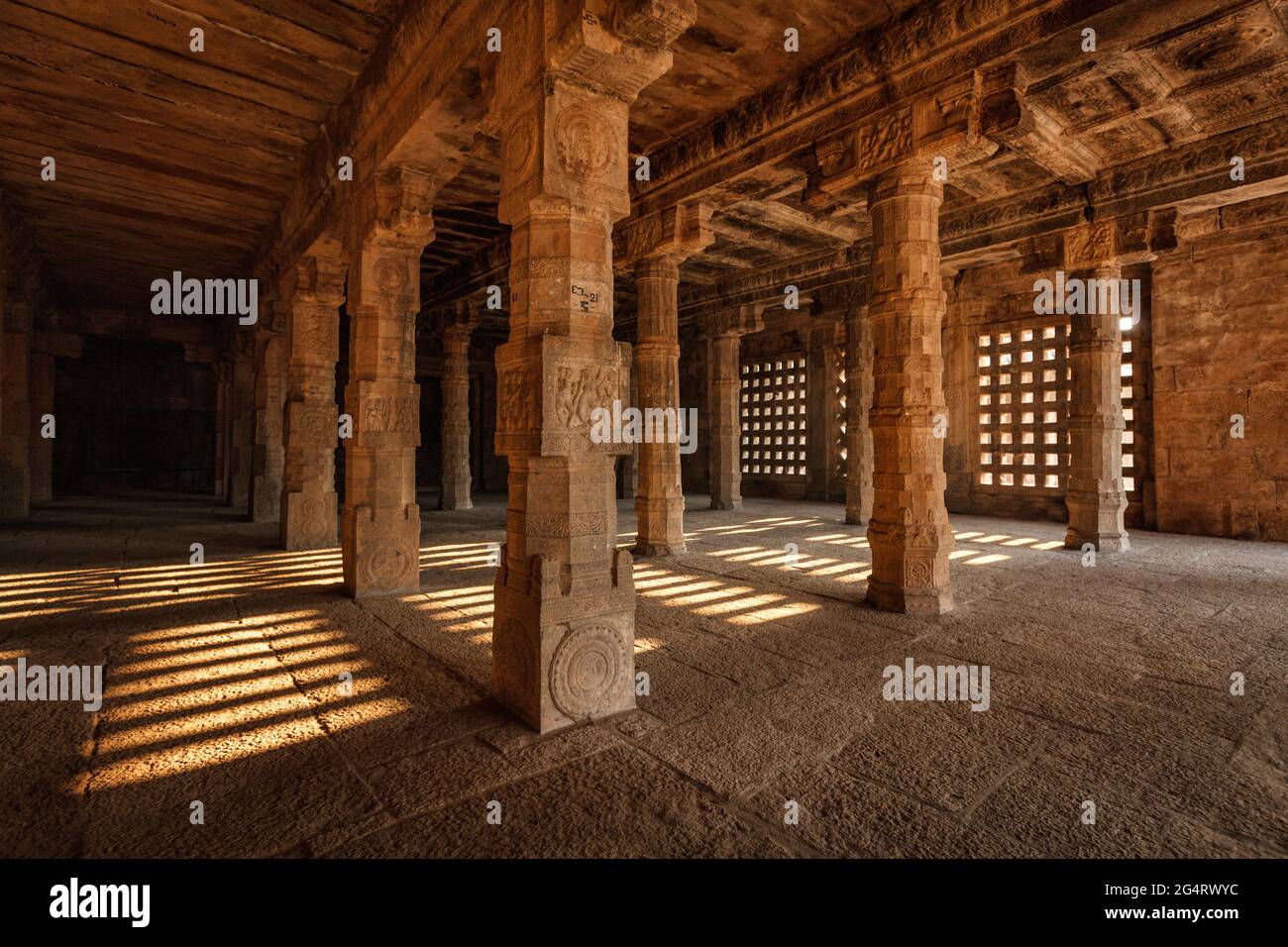 Sala con colonne. Tempio di Airavatesvara, Darasuram Foto Stock