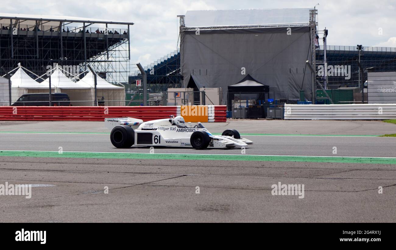 Jason Wright, alla guida del suo White, 1978, Shadow DN8, lungo il Wellington Straight, durante la corsa storica di Formula uno dei FIA Masters. Foto Stock