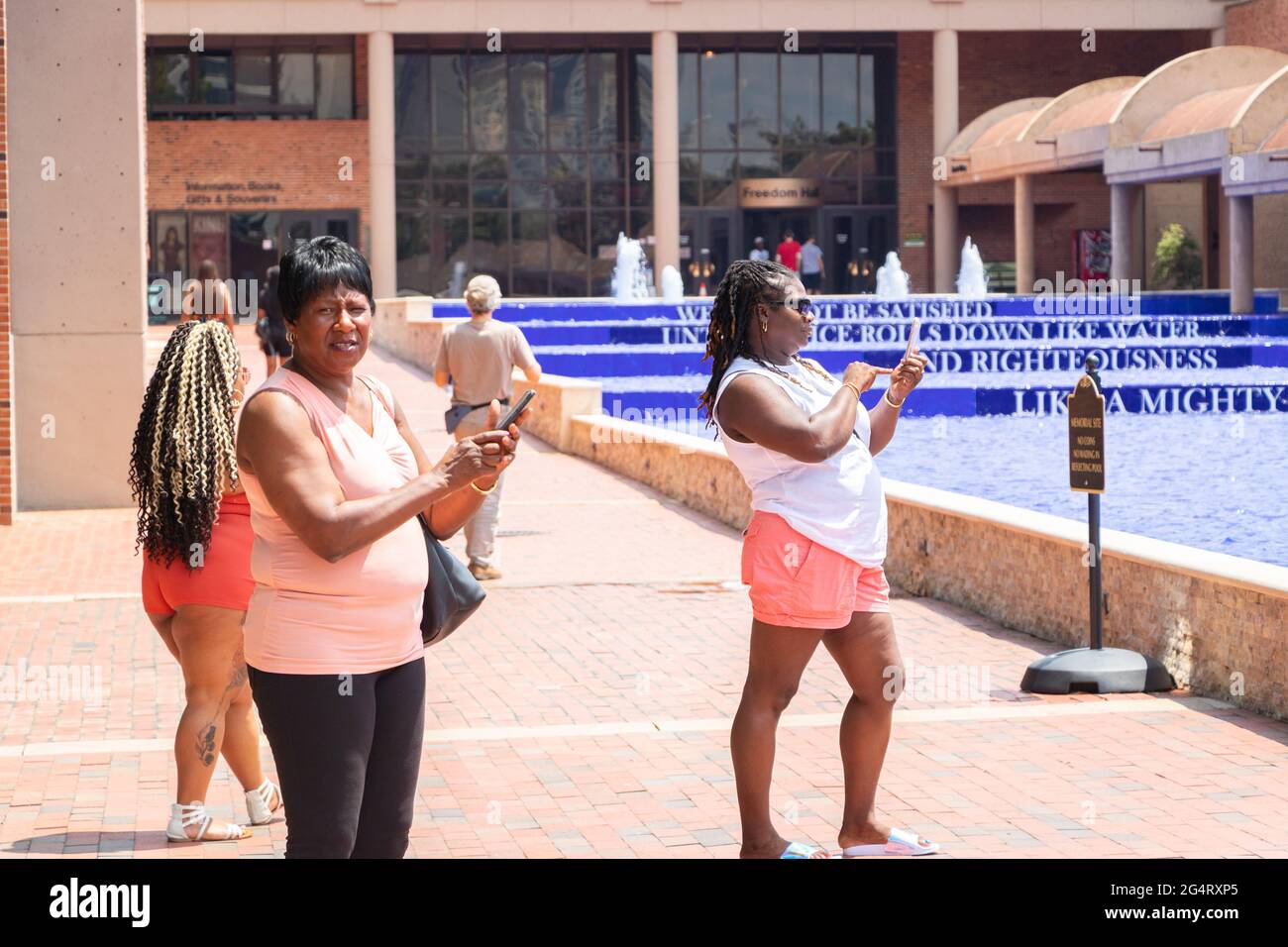 Donne africane nere che visitano il sito tomba di MLK il Martin Luther King Jr. Sito storico nazionale Atlanta Georgia Foto Stock