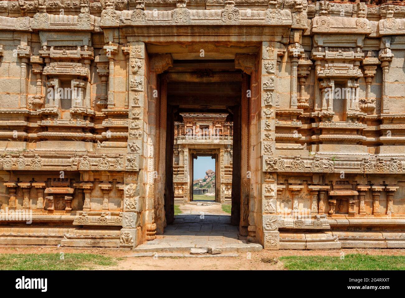 Cancello nel tempio gopuram. Rovine di Hampi, Karnataka, India Foto Stock