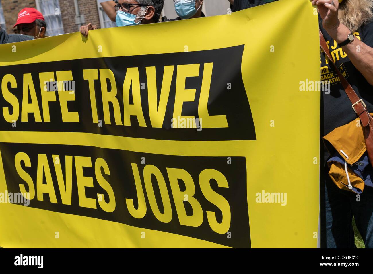 Londra, Regno Unito. 23 Giugno 2021. I membri dell'industria dei viaggi protestano al di fuori del Parlamento contro le restrizioni di viaggio nel Regno Unito Credit: Ian Davidson/Alamy Live News Foto Stock