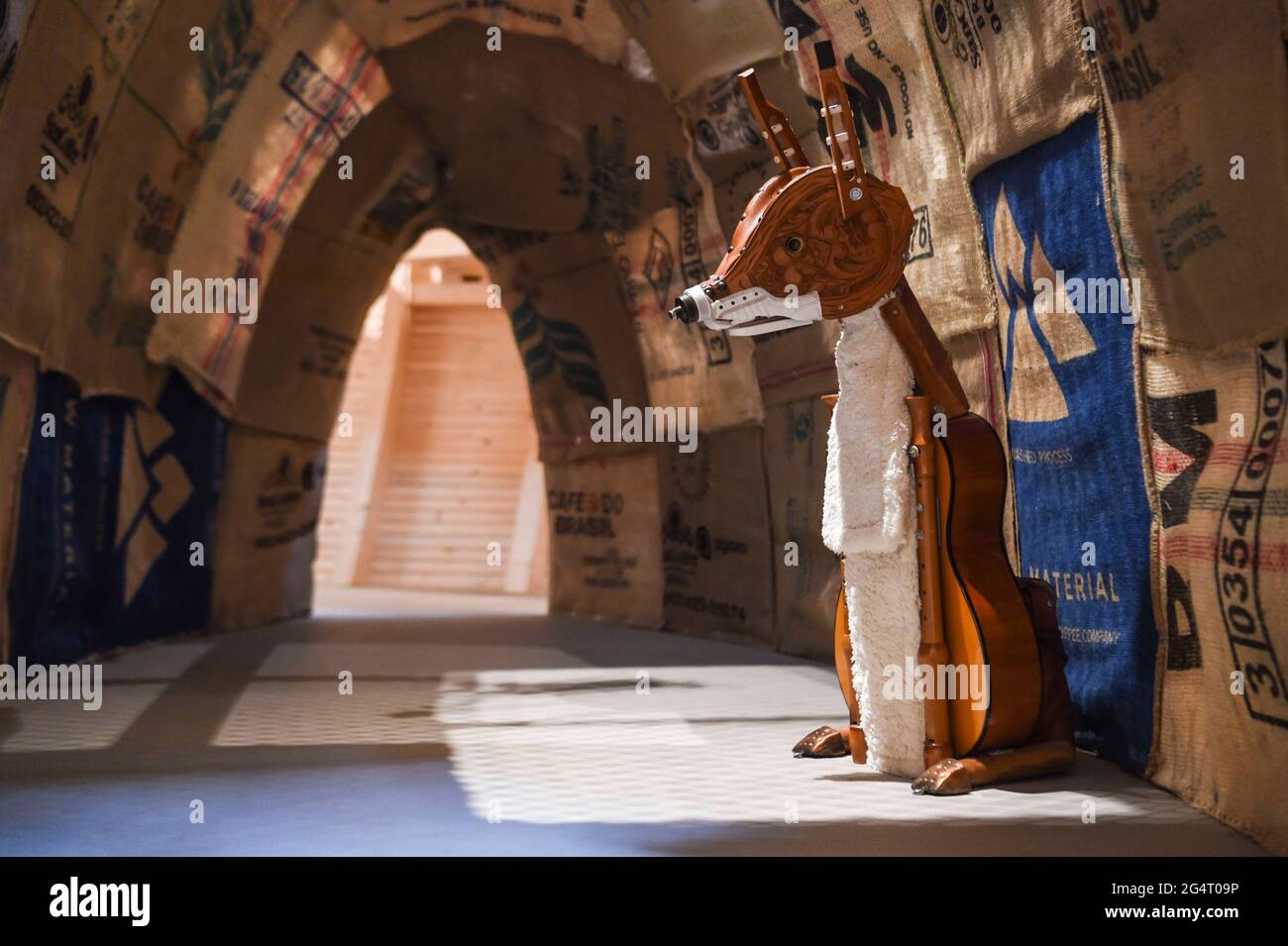 Berlino, Germania. 23 Giugno 2021. In ANOHA si trova una volpe autofabbricata. Il mondo dei bambini ANOHA aprirà presto al Museo Ebraico di Berlino per i giovani visitatori di età diurna e scolastica elementare. Il centro del museo per bambini è la narrazione dell'Arca di Noè della Torah. Credit: Kira Hofmann/dpa-Zentralbild/dpa/Alamy Live News Foto Stock