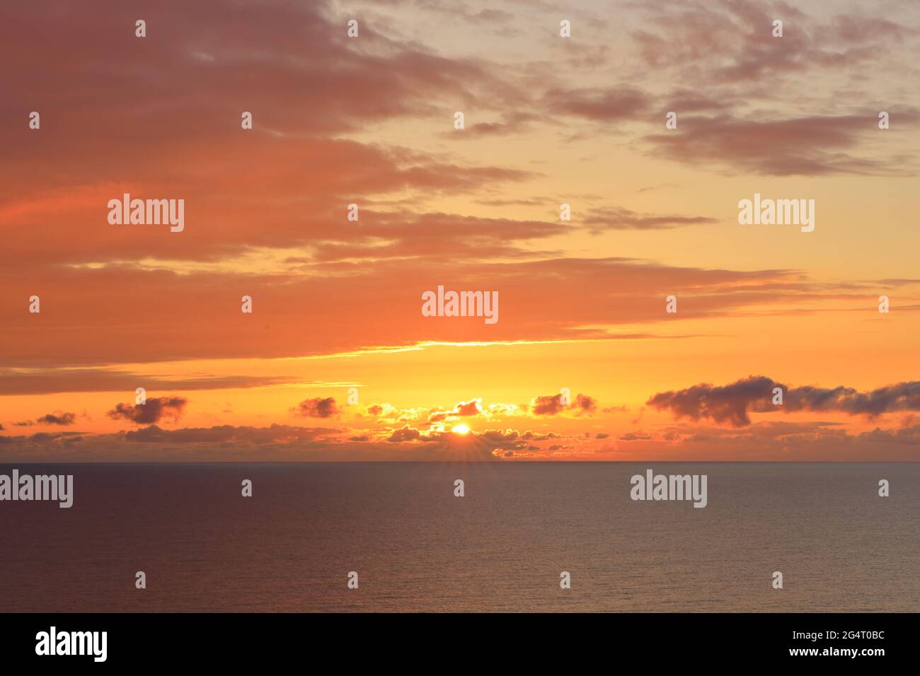 Alba sul mare del nord sulla costa dello Yorkshire. Foto Stock