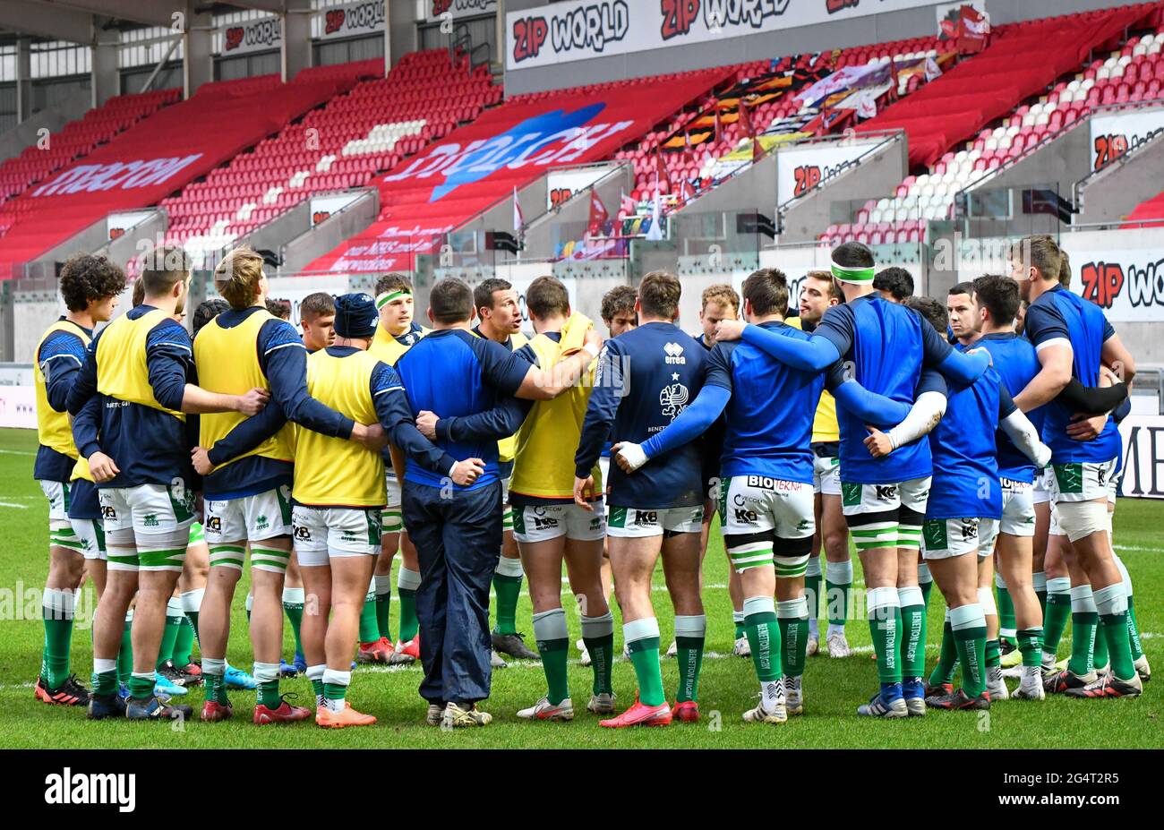 Llanelli, Galles. 20 febbraio 2021. I giocatori della squadra di Rugby Benetton in un huddle durante la pre-partita si riscaldano prima della partita Guinness PRO14 tra Scarlets e Benetton al Parc y Scarlets di Llanelli, Galles, Regno Unito, il 20 febbraio 2021. Gli stadi sportivi di tutto il Regno Unito sono soggetti a rigorose restrizioni a causa del Coronavirus Pandemic, in quanto le leggi governative sull'allontanamento sociale vietano i tifosi all'interno dei locali, con conseguente gioco a porte chiuse. Credito: Duncan Thomas/Majestic Media. Foto Stock