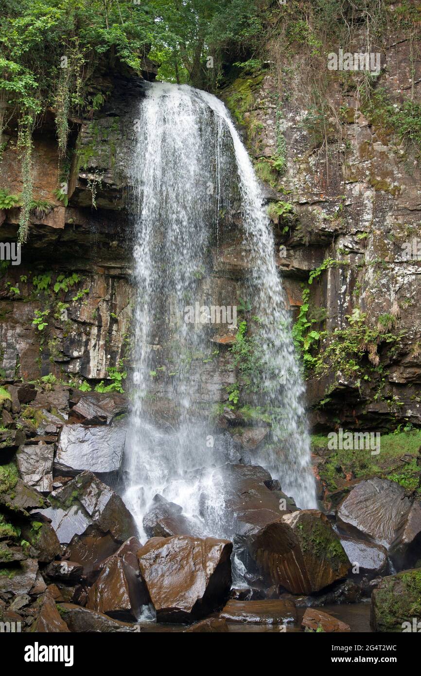 Le cascate di Melincourt, Neath, Galles, prese con una velocità normale e veloce dell'otturatore per congelare l'acqua mentre cade giù sulle rocce Foto Stock