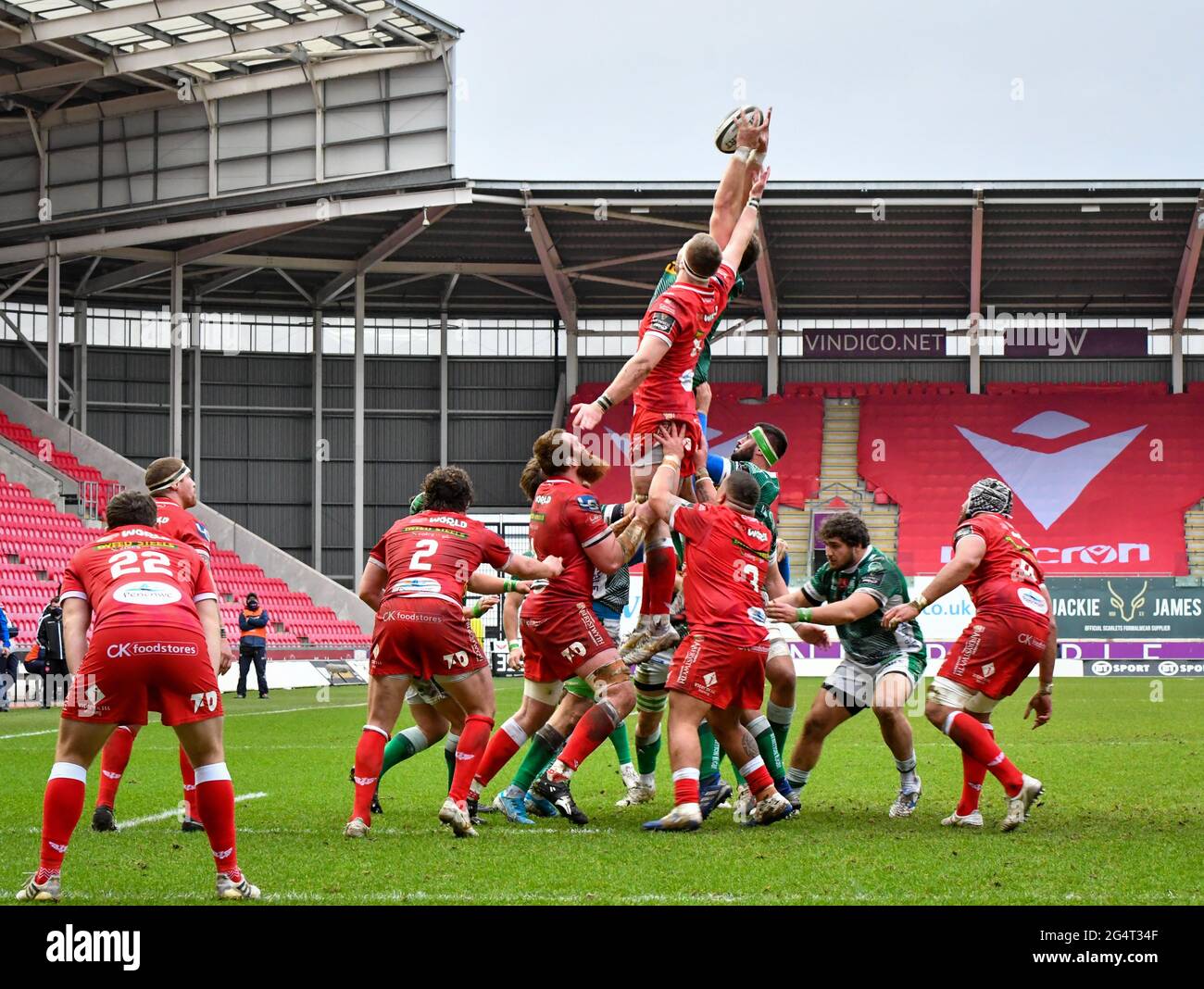 Llanelli, Galles. 20 febbraio 2021. Entrambe le squadre si contendono la line out durante la Guinness PRO14 match tra Scarlets e Benetton al Parc y Scarlets di Llanelli, Galles, Regno Unito, il 20 febbraio 2021. Gli stadi sportivi di tutto il Regno Unito sono soggetti a rigorose restrizioni a causa del Coronavirus Pandemic, in quanto le leggi governative sull'allontanamento sociale vietano i tifosi all'interno dei locali, con conseguente gioco a porte chiuse. Credito: Duncan Thomas/Majestic Media. Foto Stock