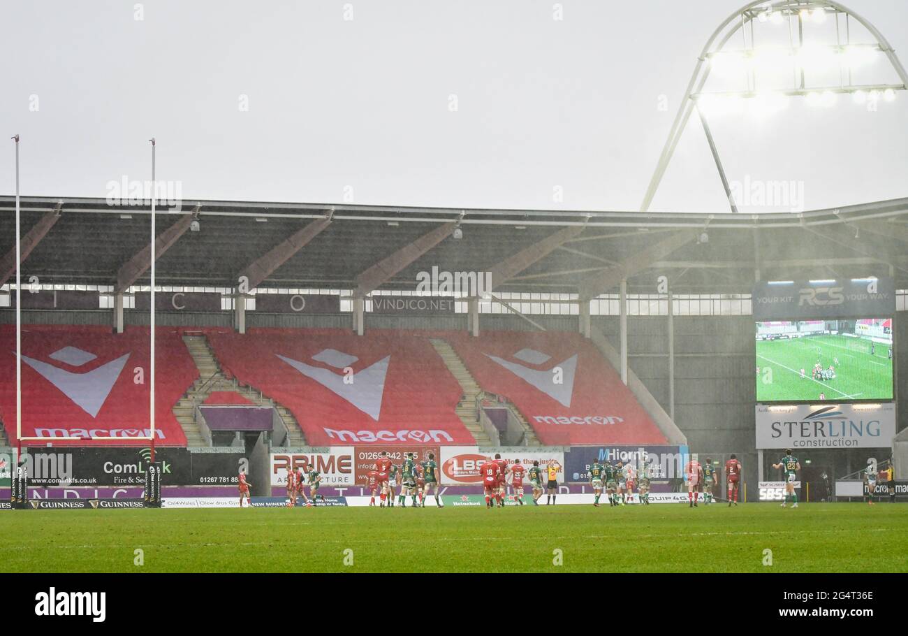 Llanelli, Galles. 20 febbraio 2021. La pioggia si riversa durante la partita Guinness PRO14 tra Scarlets e Benetton al Parc y Scarlets di Llanelli, Galles, Regno Unito, il 20 febbraio 2021. Gli stadi sportivi di tutto il Regno Unito sono soggetti a rigorose restrizioni a causa del Coronavirus Pandemic, in quanto le leggi governative sull'allontanamento sociale vietano i tifosi all'interno dei locali, con conseguente gioco a porte chiuse. Credito: Duncan Thomas/Majestic Media. Foto Stock