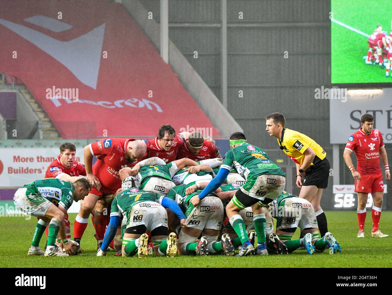 Llanelli, Galles. 20 febbraio 2021. Una mischia durante la Guinness PRO14 match tra Scarlets e Benetton al Parc y Scarlets di Llanelli, Galles, Regno Unito, il 20 febbraio 2021. Gli stadi sportivi di tutto il Regno Unito sono soggetti a rigorose restrizioni a causa del Coronavirus Pandemic, in quanto le leggi governative sull'allontanamento sociale vietano i tifosi all'interno dei locali, con conseguente gioco a porte chiuse. Credito: Duncan Thomas/Majestic Media. Foto Stock