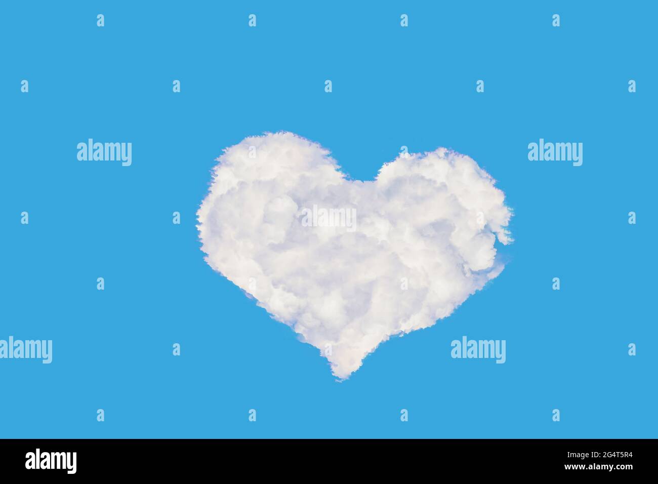 Nuvola a forma di cuore su sfondo blu. Foto Stock