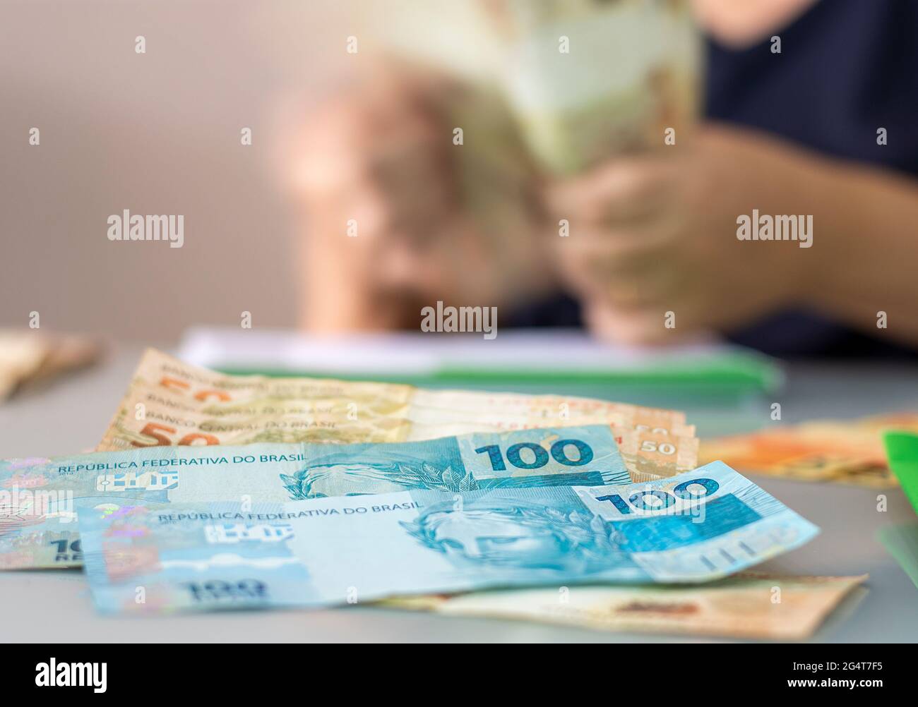 Composizione fotografica con denaro reale - brasiliano Foto Stock