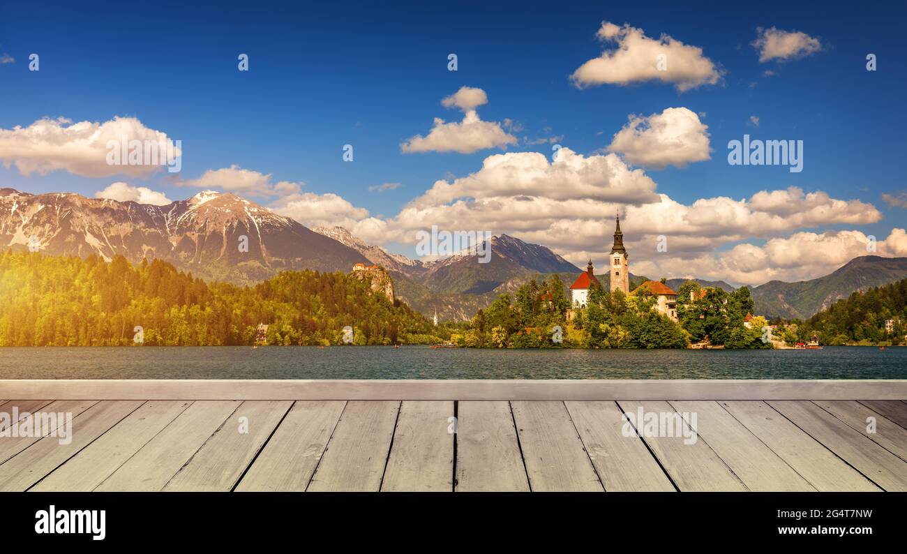 Svuotare tavolo in legno nella parte anteriore di astratta sfondo sfocato in natura, può essere utilizzato per visualizzare o montaggio dei vostri prodotti. Mock up per la visualizzazione del prodotto Foto Stock