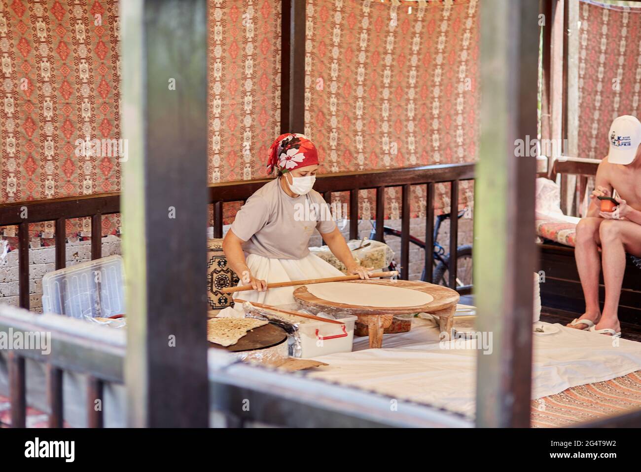 Kemer, Turchia - 25 maggio 2021: La donna prepara il pane piatto nazionale turco all'aperto. Preparazione dell'impasto. Tradizioni culinarie turche nel cibo. Alta qu Foto Stock