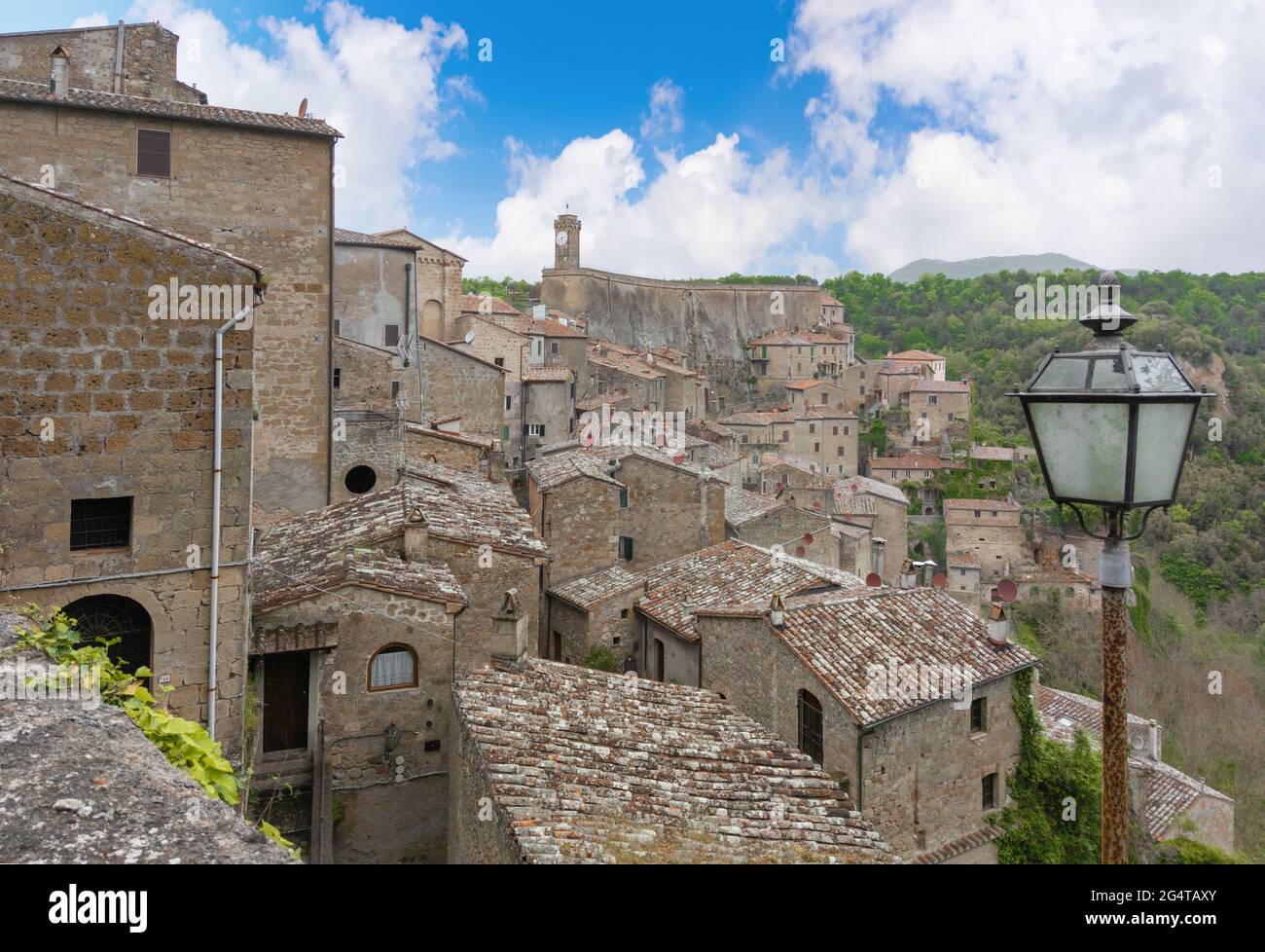 Sorano (Italia) - Un antico borgo medioevale città di collina appeso ad una pietra di tufo in provincia di Grosseto, Regione Toscana, sapere come il piccolo Matera. Foto Stock