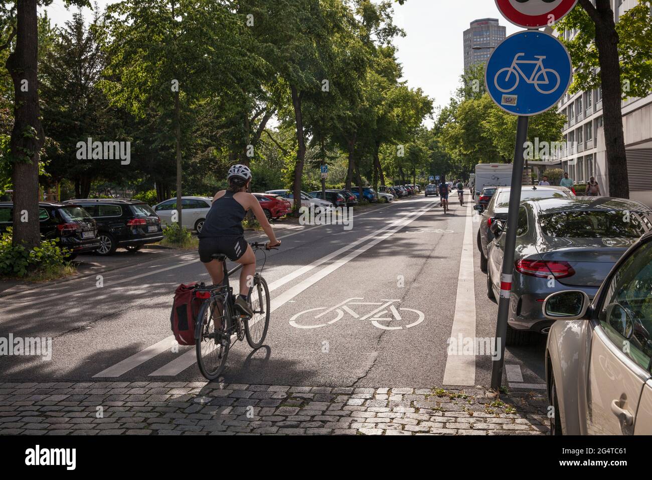 Pista ciclabile allargata sulla strada Theodor-Heuss-Ring, Colonia, Germania. Verbreiterter Radweg am Theodor-Heuss-Ring, Koeln, Deutschland. Foto Stock