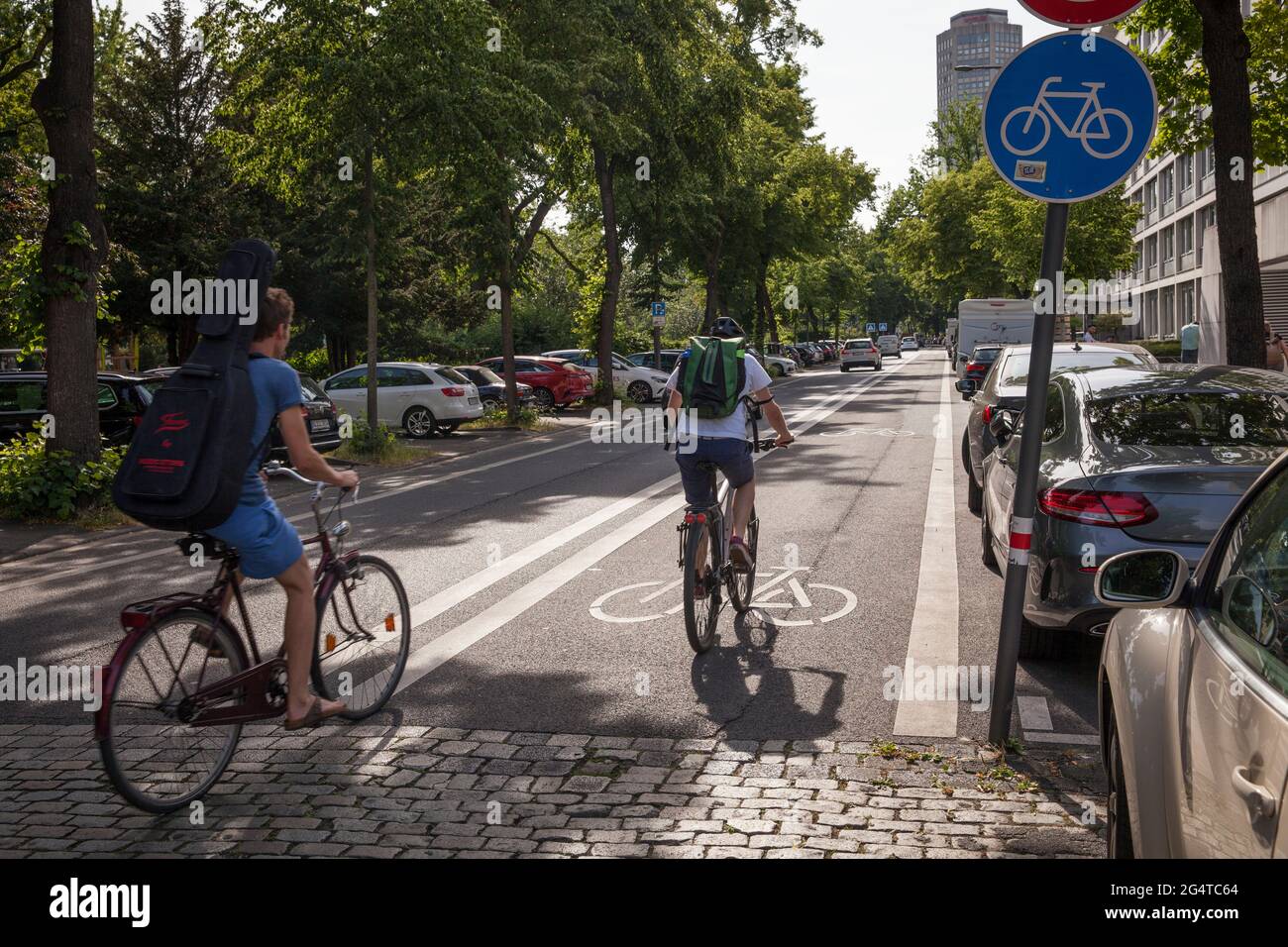 Pista ciclabile allargata sulla strada Theodor-Heuss-Ring, Colonia, Germania. Verbreiterter Radweg am Theodor-Heuss-Ring, Koeln, Deutschland. Foto Stock