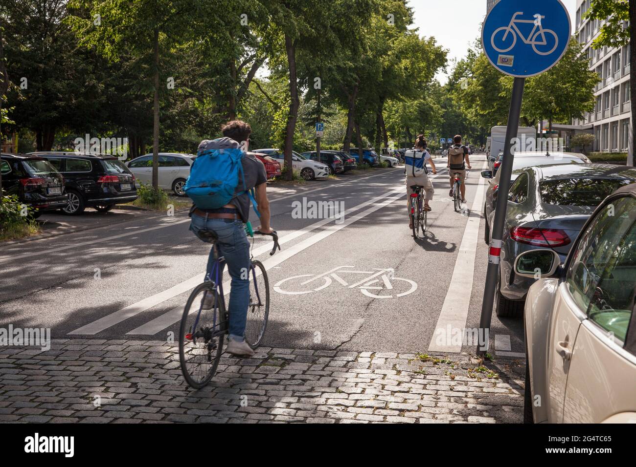 Pista ciclabile allargata sulla strada Theodor-Heuss-Ring, Colonia, Germania. Verbreiterter Radweg am Theodor-Heuss-Ring, Koeln, Deutschland. Foto Stock
