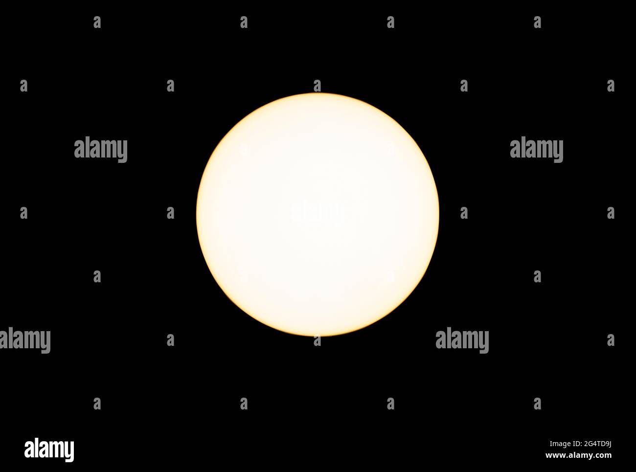 Lampada a LED calda e morbida, isolata su sfondo nero dalla vista dall'alto. Colore giallo all'illuminazione a 2700 gradi Kelvin. Foto Stock