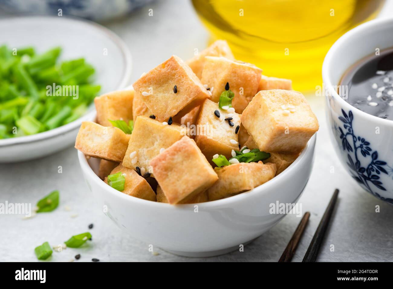 Tofu fritto con semi di sesamo in una ciotola. Cibo asiatico Foto Stock