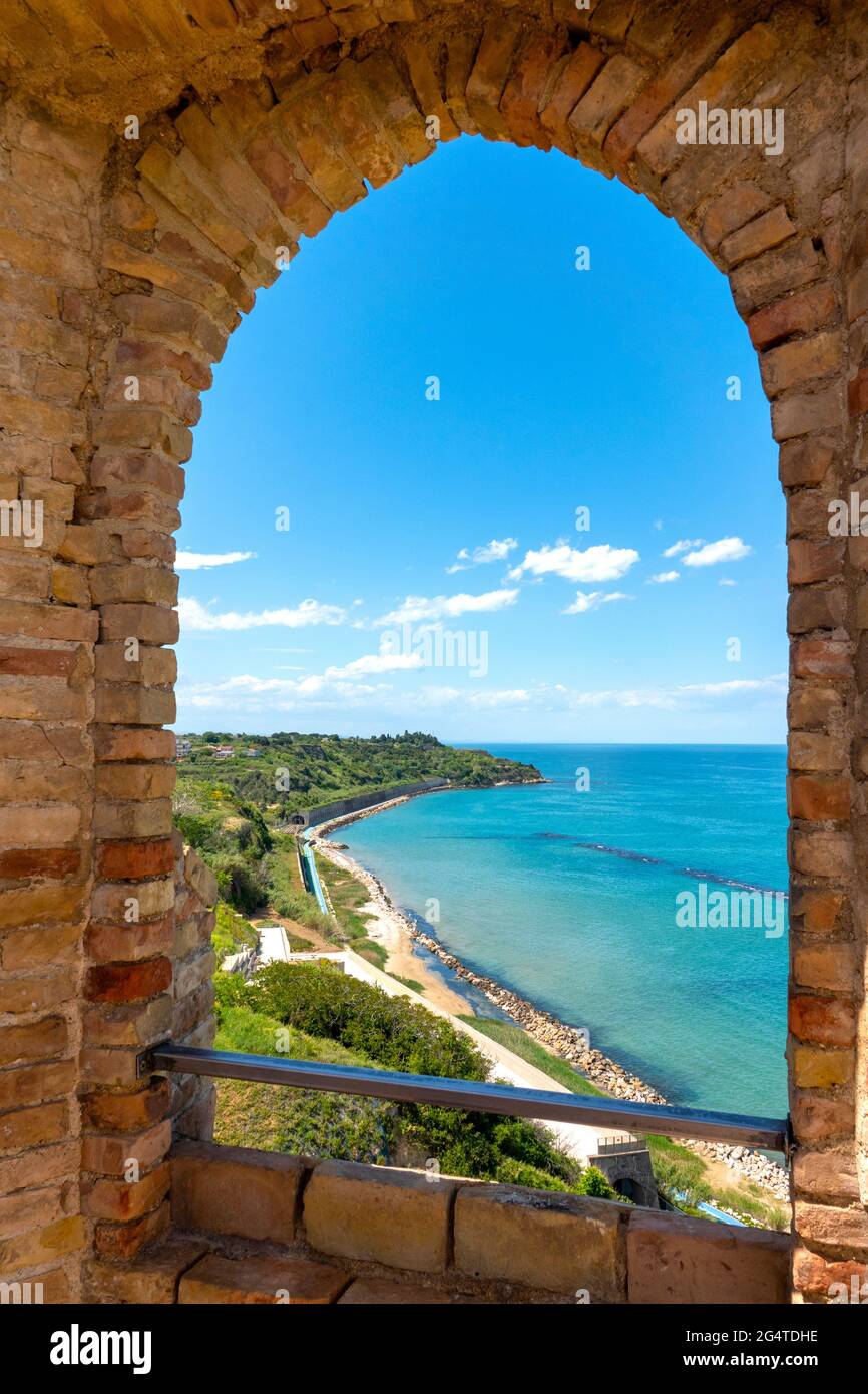 Vista della 'Via verde della Costa dei Trabocchi' dal Castello Aragonese, Ortona, Italia Foto Stock