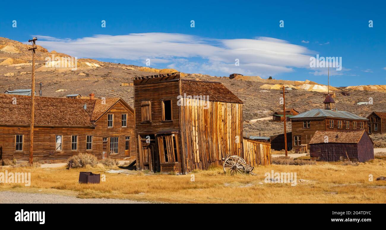 Abbandonati gli edifici pendente, Bodie State Historic Park, California Foto Stock