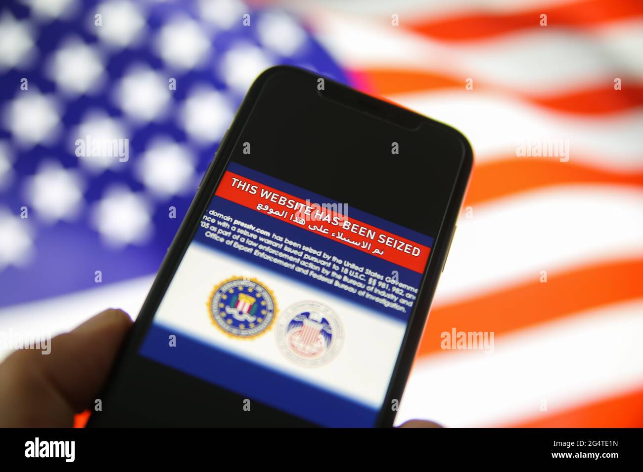 Viersen, Germania - 9 giugno. 2021: Visualizza sullo schermo del telefono cellulare con notifica FBI questo sito è stato sequestrato, ci offuscato bandiera sfondo (Focus on Foto Stock