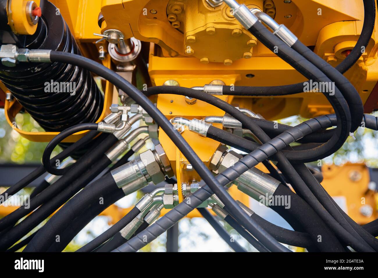 Valvole idrauliche ad alta pressione del sistema di tubi di closeup nelle macchine da miniera. Foto Stock
