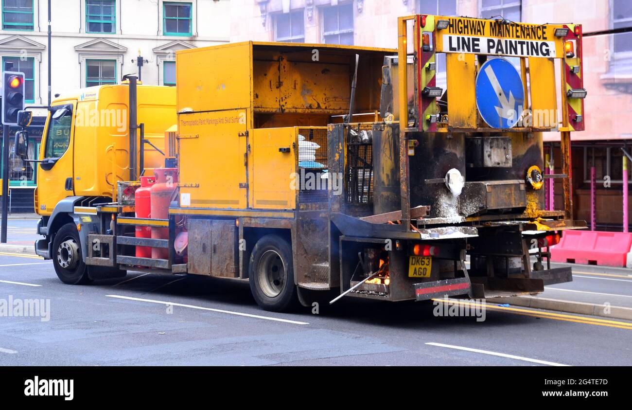 Un autocarro o un autocarro per la verniciatura di linee a Manchester, Inghilterra, Regno Unito, che consente al personale di verniciare linee gialle sulle superfici stradali Foto Stock