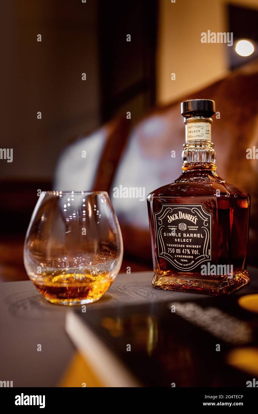 Russia - Giugno 12. 2021, bottiglia di vetro di Jack Daniels Tennessee whiskey su legno tramonto tonificante sfondo. Foto Stock