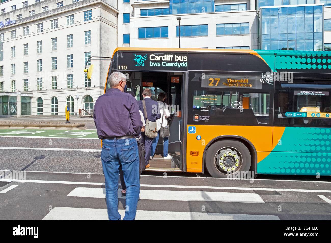 I passeggeri salendo a bordo di un autobus 27 presso una fermata del Cardiff City Centre Wales UK KATHY DEWITT Foto Stock