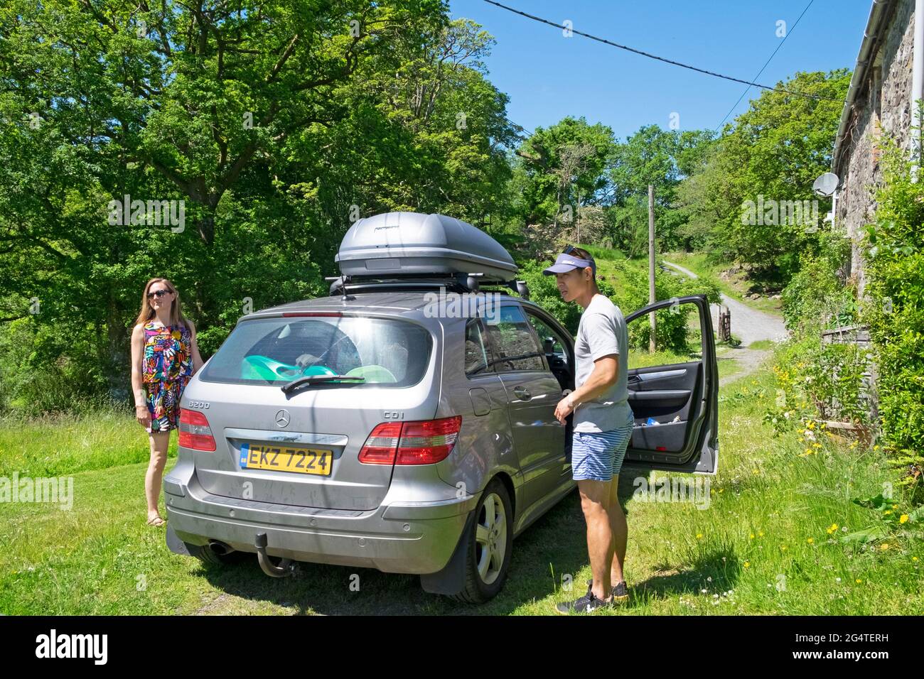 Auto di imballaggio della famiglia che si prepara per andare in vacanza staycation dopo covid 19 blocco pandemico eases 2021 in Galles UK KATHY DEWITT Foto Stock