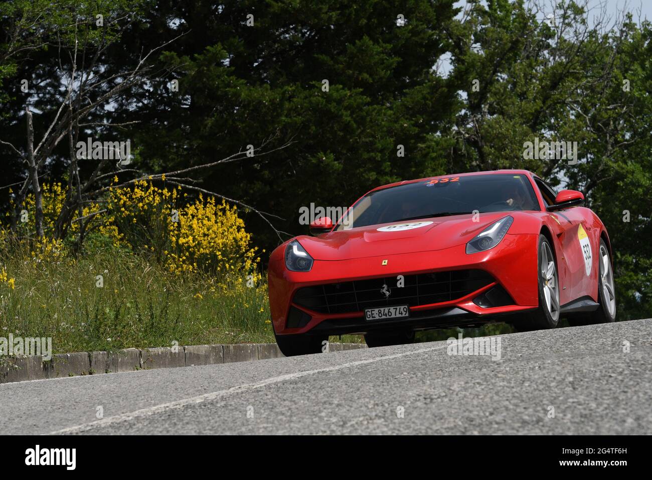 Panzano in Chianti, Italia 18 giugno 2021: Sconosciuto guida una Ferrari F12 Berlinetta 2013 durante il Ferrari Tribute Mille miglia 2021. Italia Foto Stock