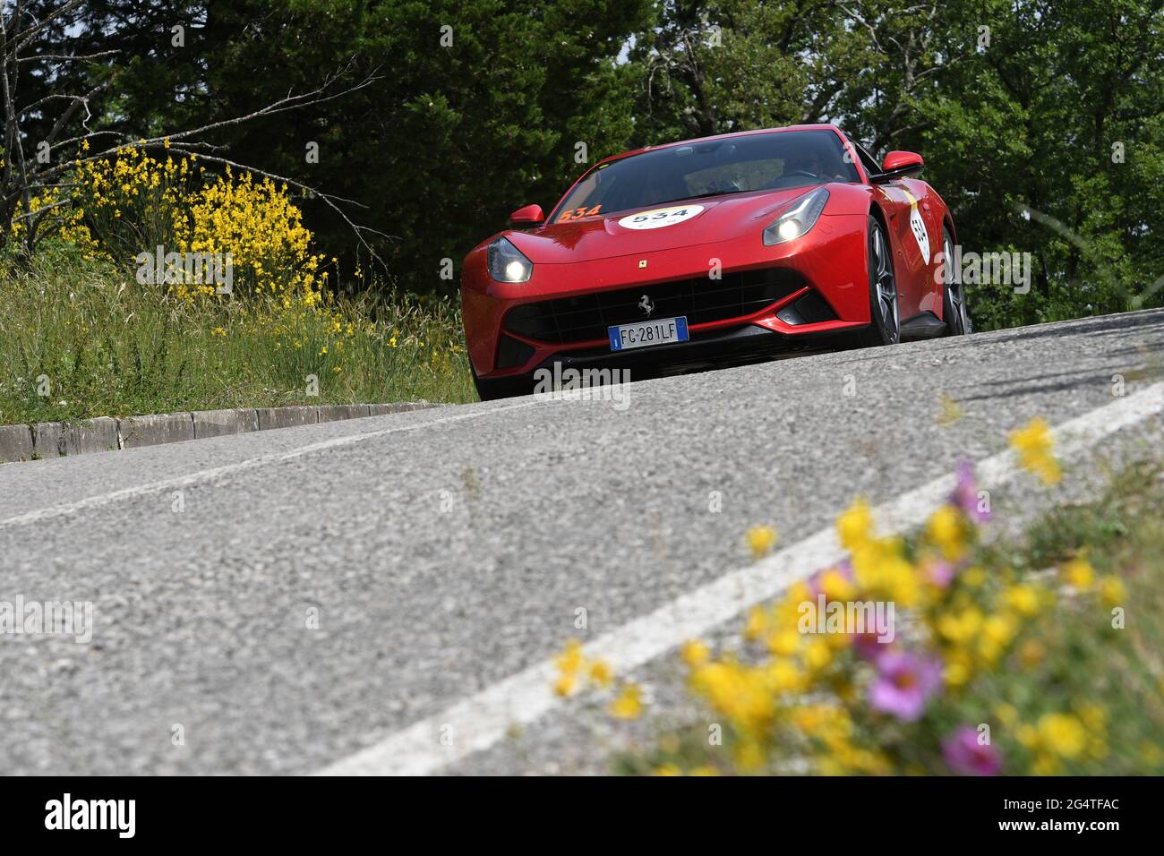 Panzano in Chianti, Italia 18 giugno 2021: Sconosciuto guida una Ferrari F12 Berlinetta 2013 durante il Ferrari Tribute Mille miglia 2021. Italia Foto Stock