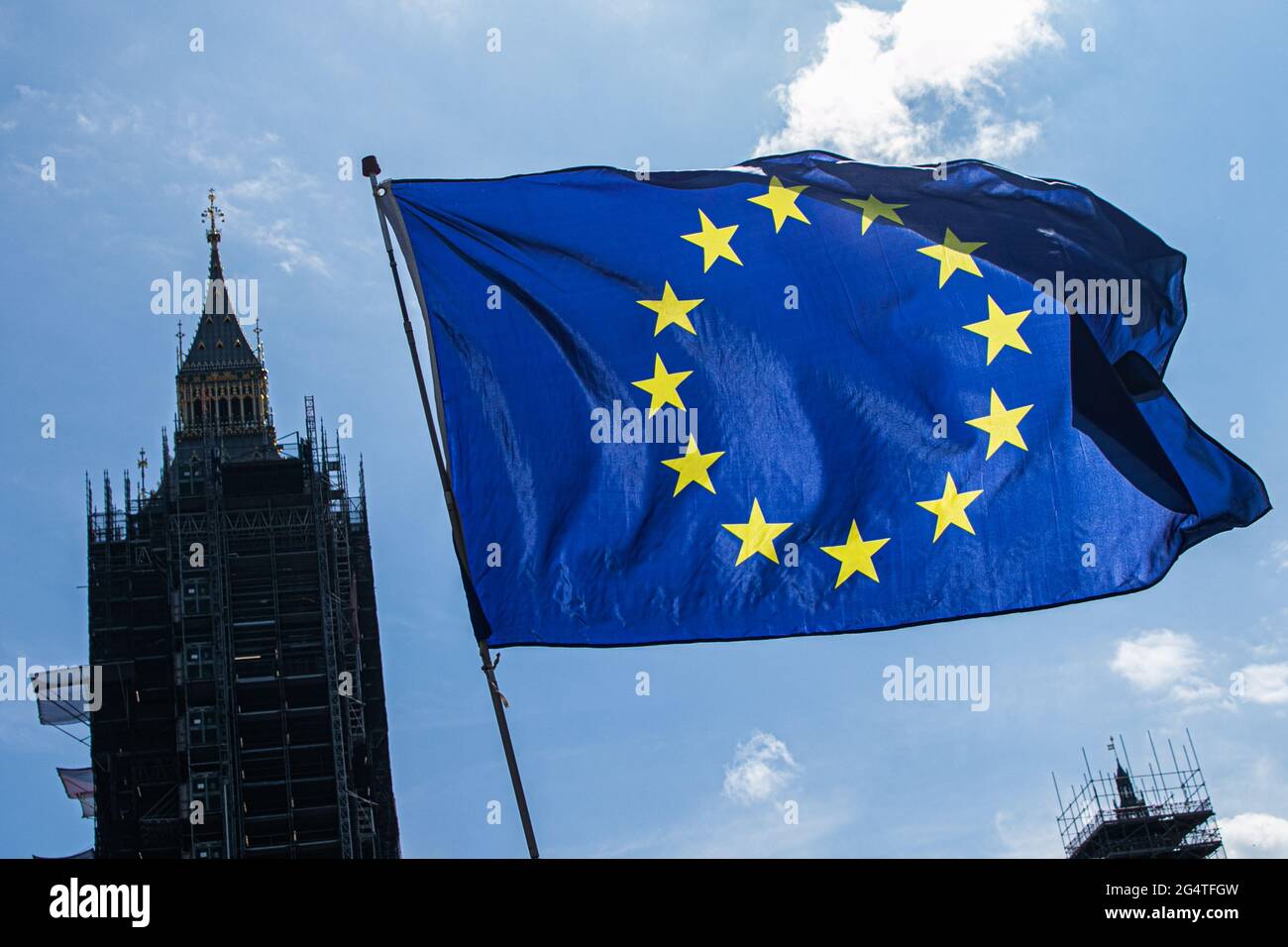 WESTMINSTER LONDRA 23 giugno 2021. I manifestanti anti contro la Brexit volano la bandiera dell’Unione europea al di fuori del Parlamento, poiché oggi segnano i 5 anni da quando la Gran Bretagna ha votato per lasciare l’Unione europea il 23 giugno 2016. Credit amer Ghazzal/Alamy Live News Foto Stock