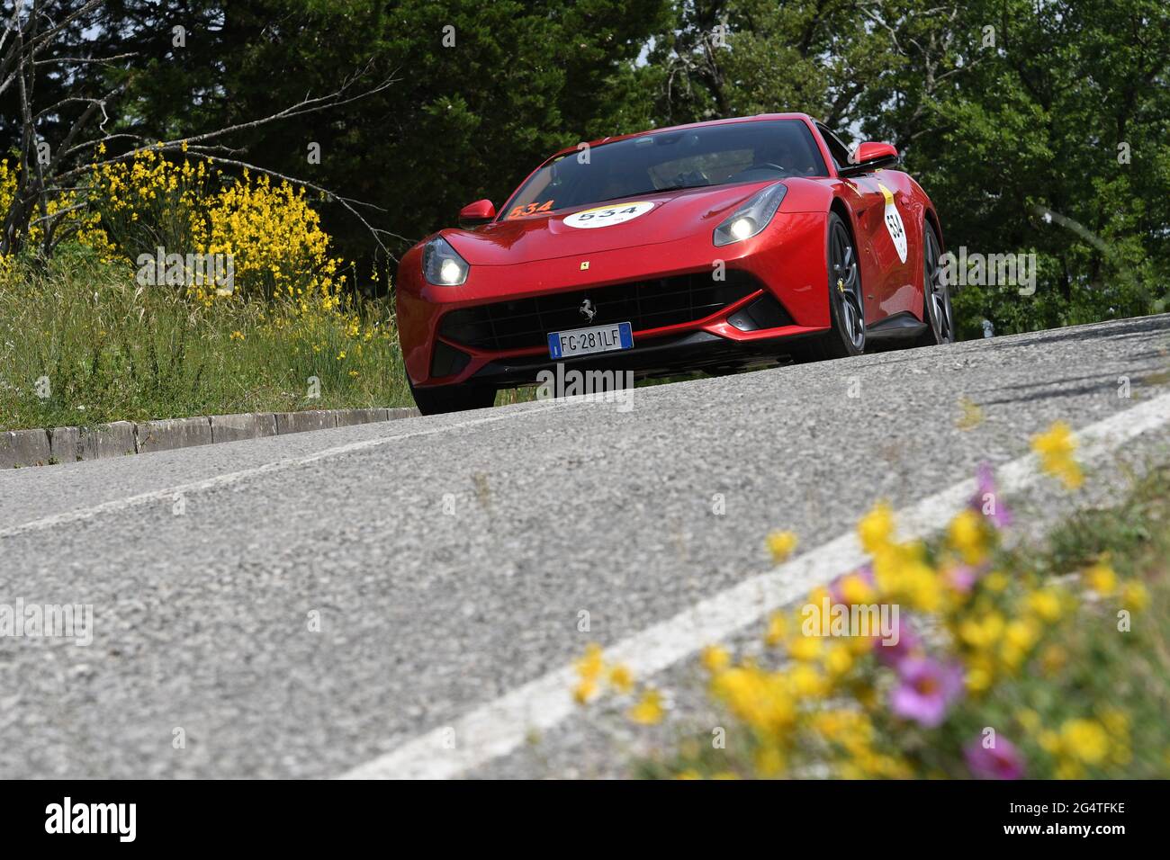 Panzano in Chianti, Italia 18 giugno 2021: Sconosciuto guida una Ferrari F12 Berlinetta 2013 durante il Ferrari Tribute Mille miglia 2021. Italia Foto Stock