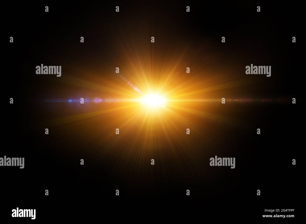 Sole isolato su sfondo nero. Effetto luminoso a bagliore con brillamenti, sunburst cosmici, esplosione a stelle isolata su nero. Foto Stock