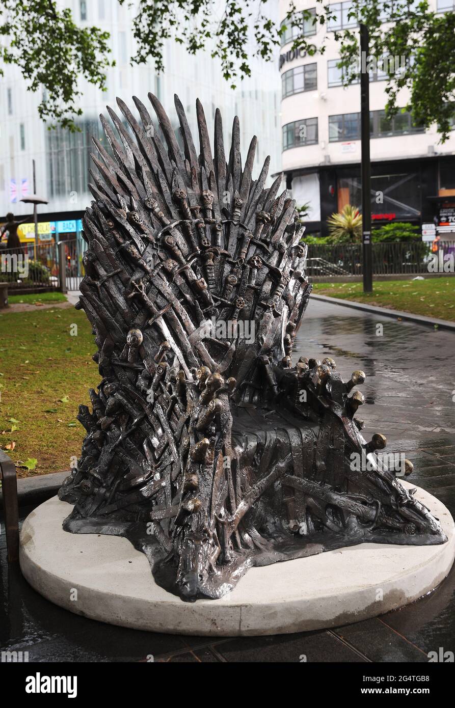 Londra, Regno Unito. La sedia del Trono di Spade, vista nella serie  televisiva HBO, viene visualizzata al pubblico in piazza LondonÕs  Leicester. Commemora 10 anni da quando il programma televisivo Game of