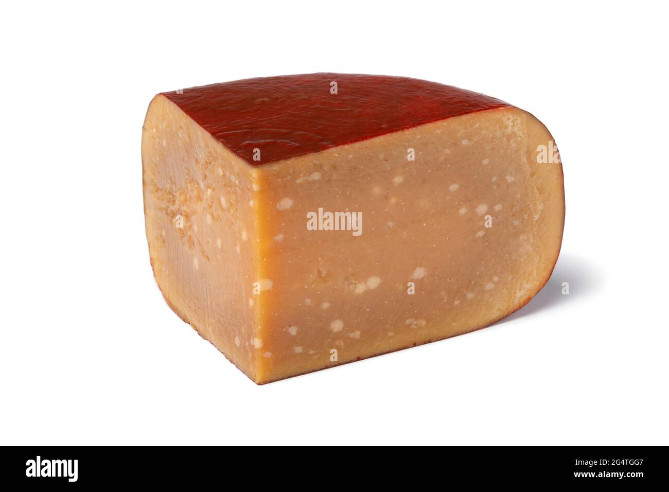 Cuneo di vecchio formaggio olandese maturo di pecora isolato su sfondo bianco Foto Stock