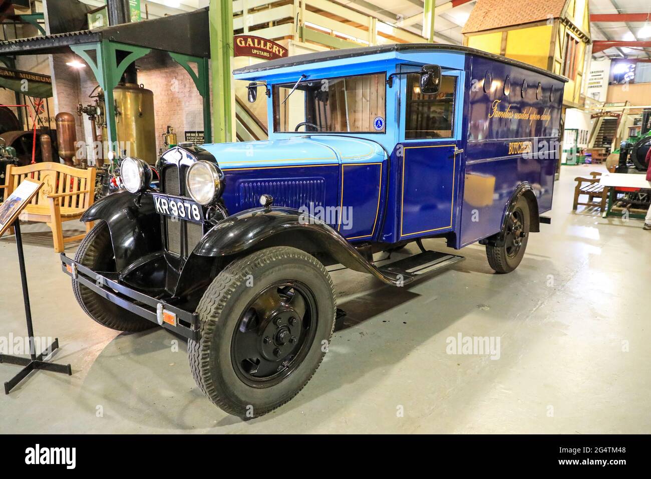 Jone's Butchers van, una Ford BB da due tonnellate del 1935, come presentato in Dad's Army, la commedia della BBC al Bressingham Steam Museum, Norfolk, Inghilterra, Regno Unito Foto Stock