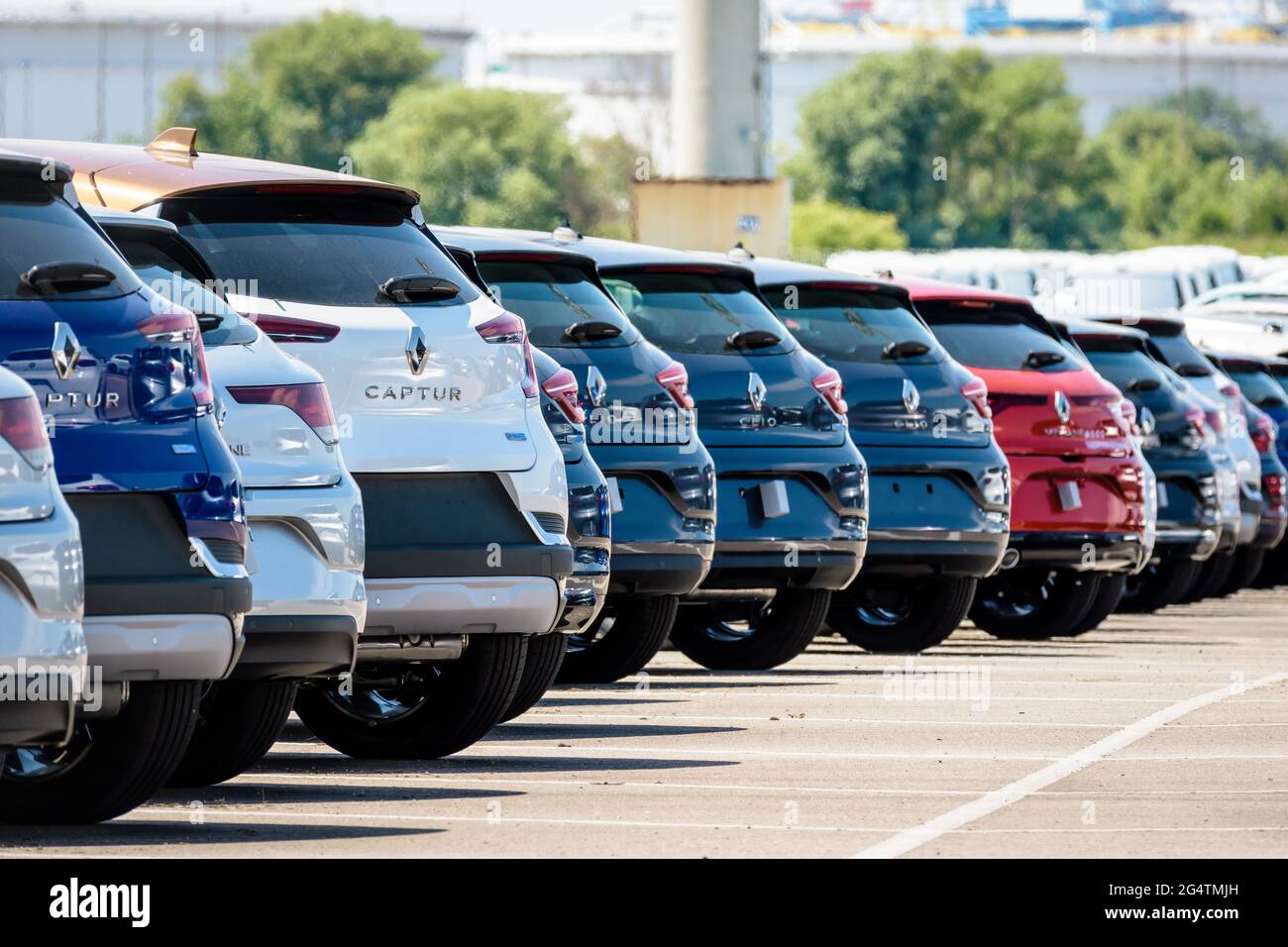 Le nuovissime vetture Renault si sono schierate nel parcheggio del terminal roll-on/roll-off (ro-ro) del porto di le Havre. Foto Stock