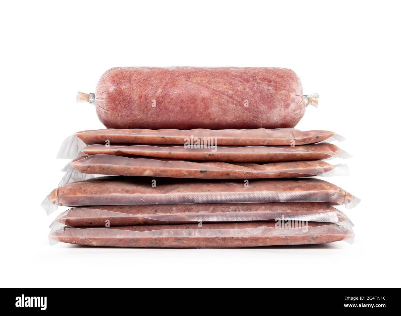 Pacchetti di carne surgelata in un palo. Pollo e tacchino grezzi sigillati sotto vuoto, in una varietà di forme. Schiena, collo, fegato e cuore inclusi. Concetto per Foto Stock