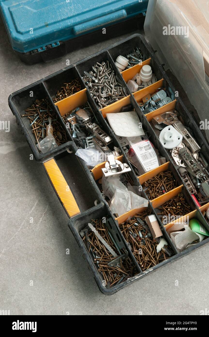 Una scatola di parti appartenenti ad un montatore di cucina. Foto Stock