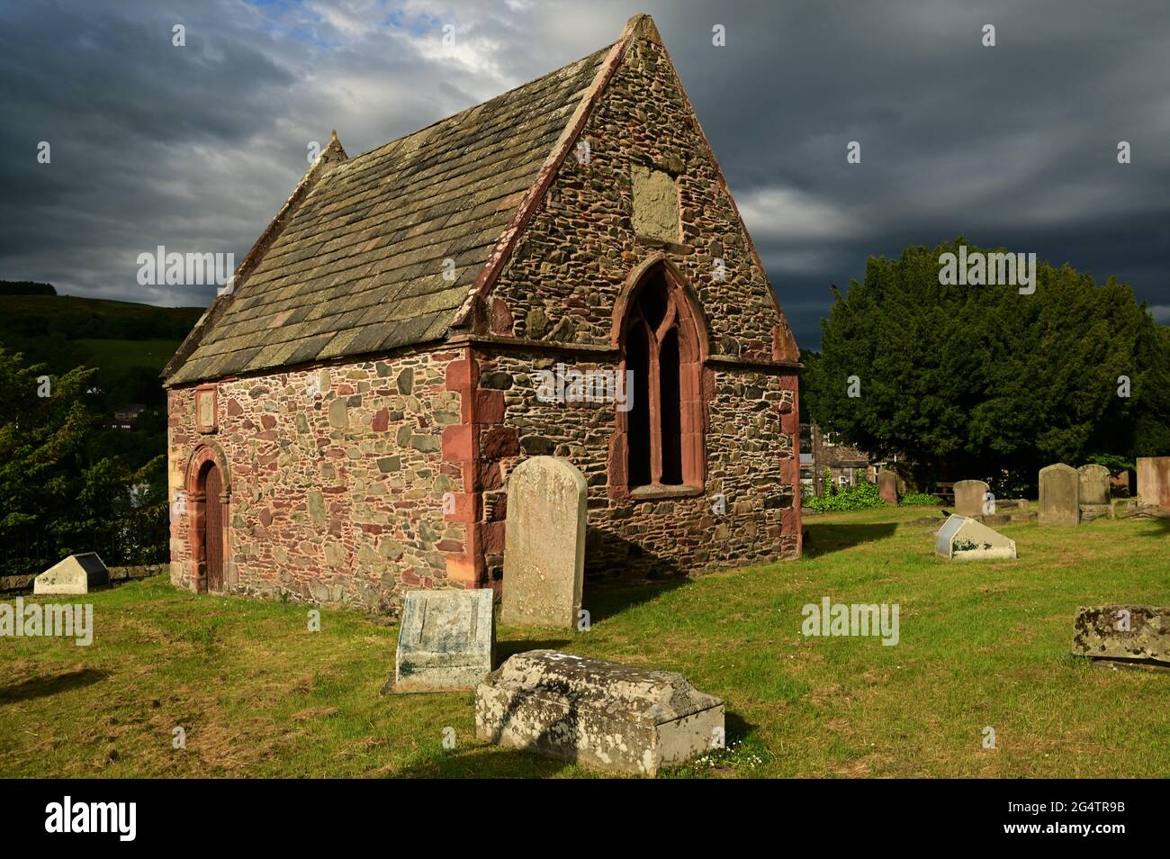 Una vista sui resti di un vecchio edificio della chiesa nella città di confine di Galashiels, Scozia. Foto Stock