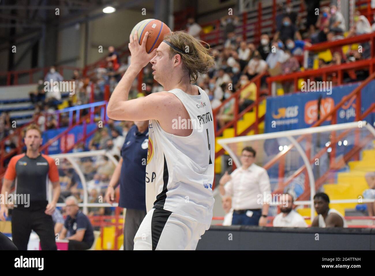 Il GEVI non tremare, respinto l'assalto di Udine (57-53), è 2-0. Gli Azzurri sono stati imprecisi nel tiro con il cronometro fermato, ma tremendamente efficace in difesa, ora la serie si sposta in Friuli. Marini è tornato, la difesa tiene, 2-0. I dettagli decidono, e dicono Napoli. Dopo aver riequilibrato l'equilibrio di rimbalzo, gli Azzurri sono riusciti a prevalere grazie alla qualità molto bassa degli scatti concessi all'APU. Il 16% dei bianconeri da 3 è figlio del grande lavoro svolto dal coach Sacripanti e dai suoi assistenti. L'unico inconveniente, il cattivo 4/14 a libero. (Foto di massimo Solimen Foto Stock