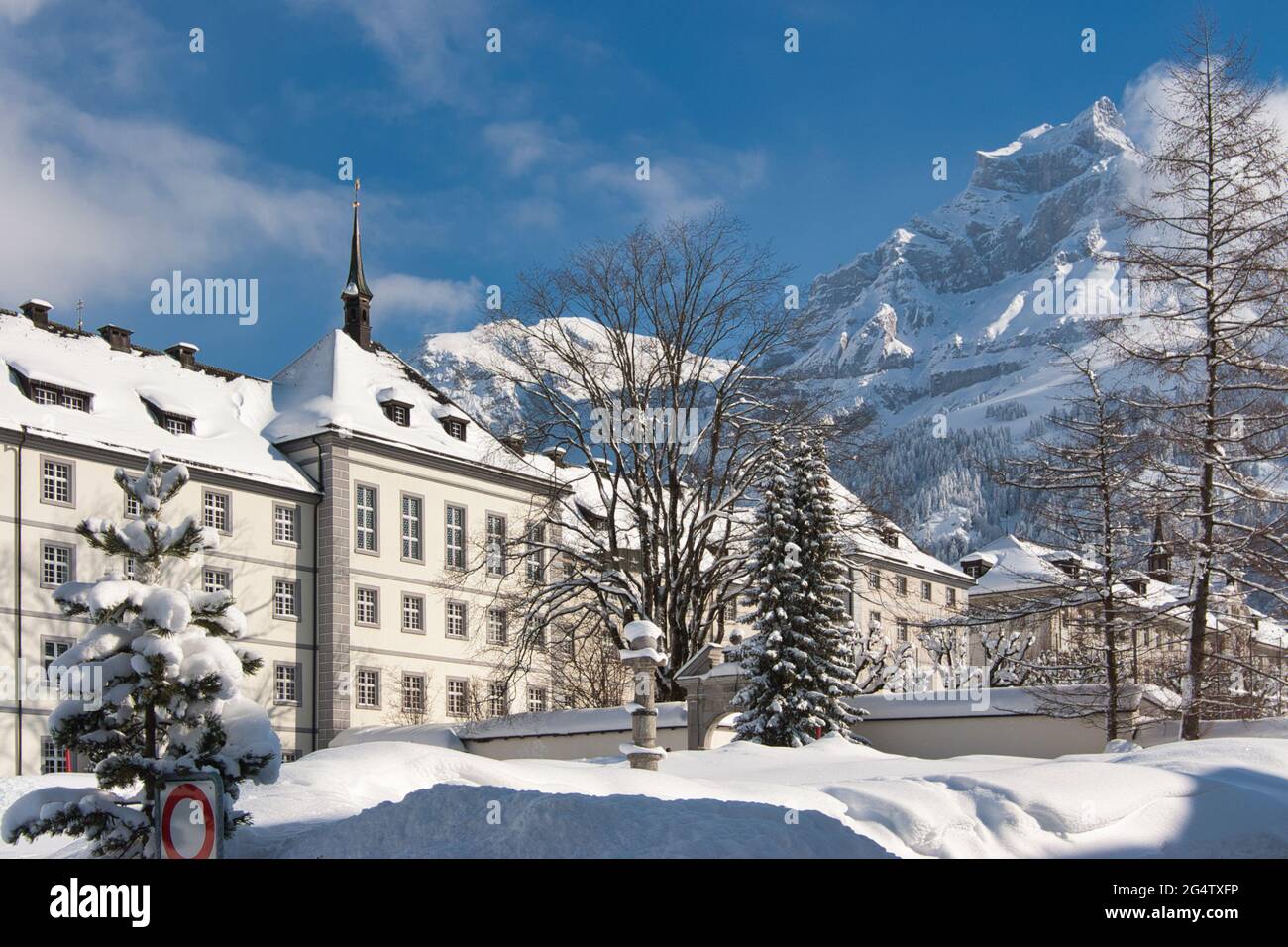 Scena invernale del Monastero Benedettino di Engelberg, nel cantone di Obvaldo, nella Svizzera centrale Foto Stock