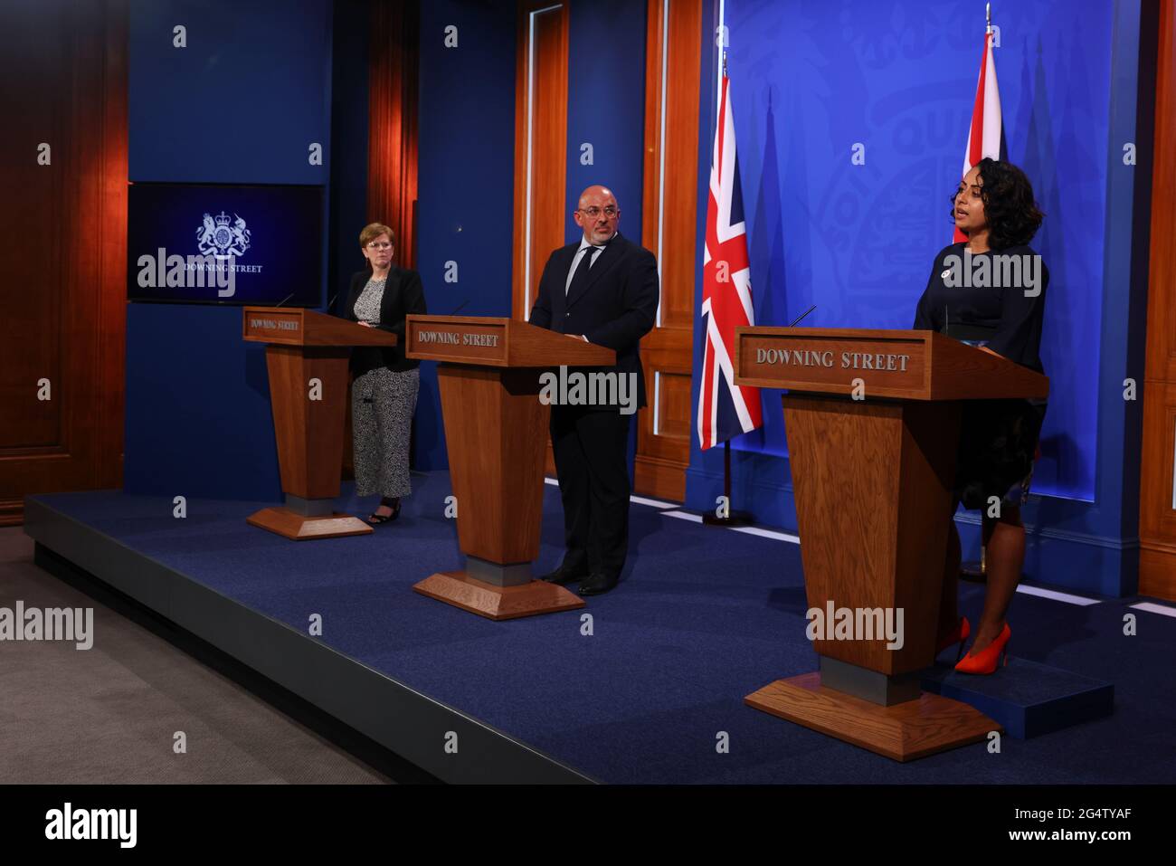 (Da sinistra a destra) responsabile dell'immunizzazione, sanità pubblica Inghilterra, Dr Mary Ramsay, ministro dei vaccini Nadhim Zahawi e direttore medico dell'assistenza primaria per l'NHS Inghilterra e NHS Improvement Dr Nikki Kanani, durante un briefing mediatico a Downing Street, Londra, sul coronavirus (Covid-19). Data immagine: Mercoledì 23 giugno 2021. Foto Stock