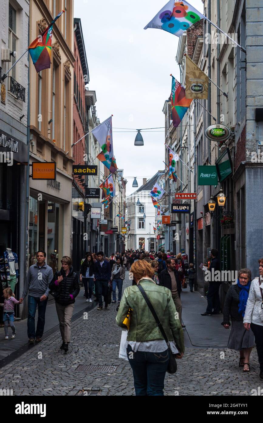 MAASTRICHT, 1 GIUGNO: Persone non identificate camminano su una strada a Maastricht, Paesi Bassi, il 1° giugno 2013. Maastricht è diventata la città natale di Th Foto Stock