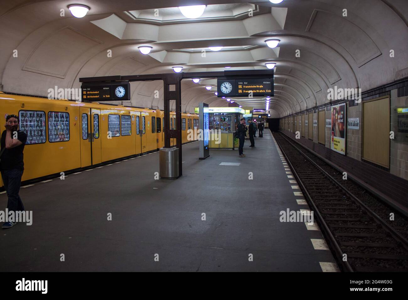 BERLINO - 7 GIUGNO: Persone alla stazione della metropolitana il 7 giugno 2013 a Berlino, Germania. La U-Bahn di Berlino è la rete metropolitana più estesa della Germania Foto Stock