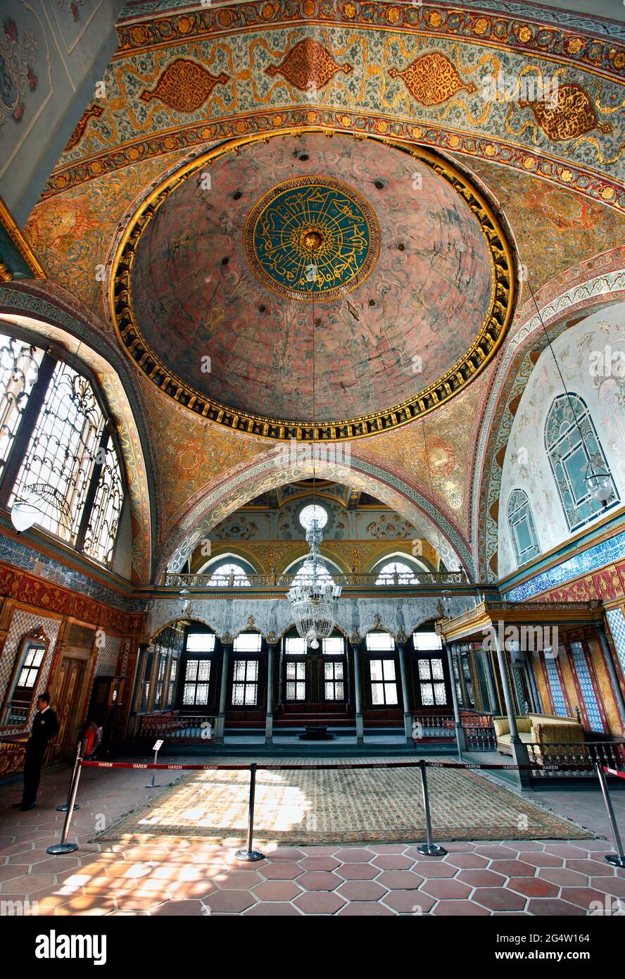 ISTANBUL, TURCHIA. La sala imperiale (del Sultano) nell'Harem del Palazzo Topkapi, Istanbul, Turchia Foto Stock