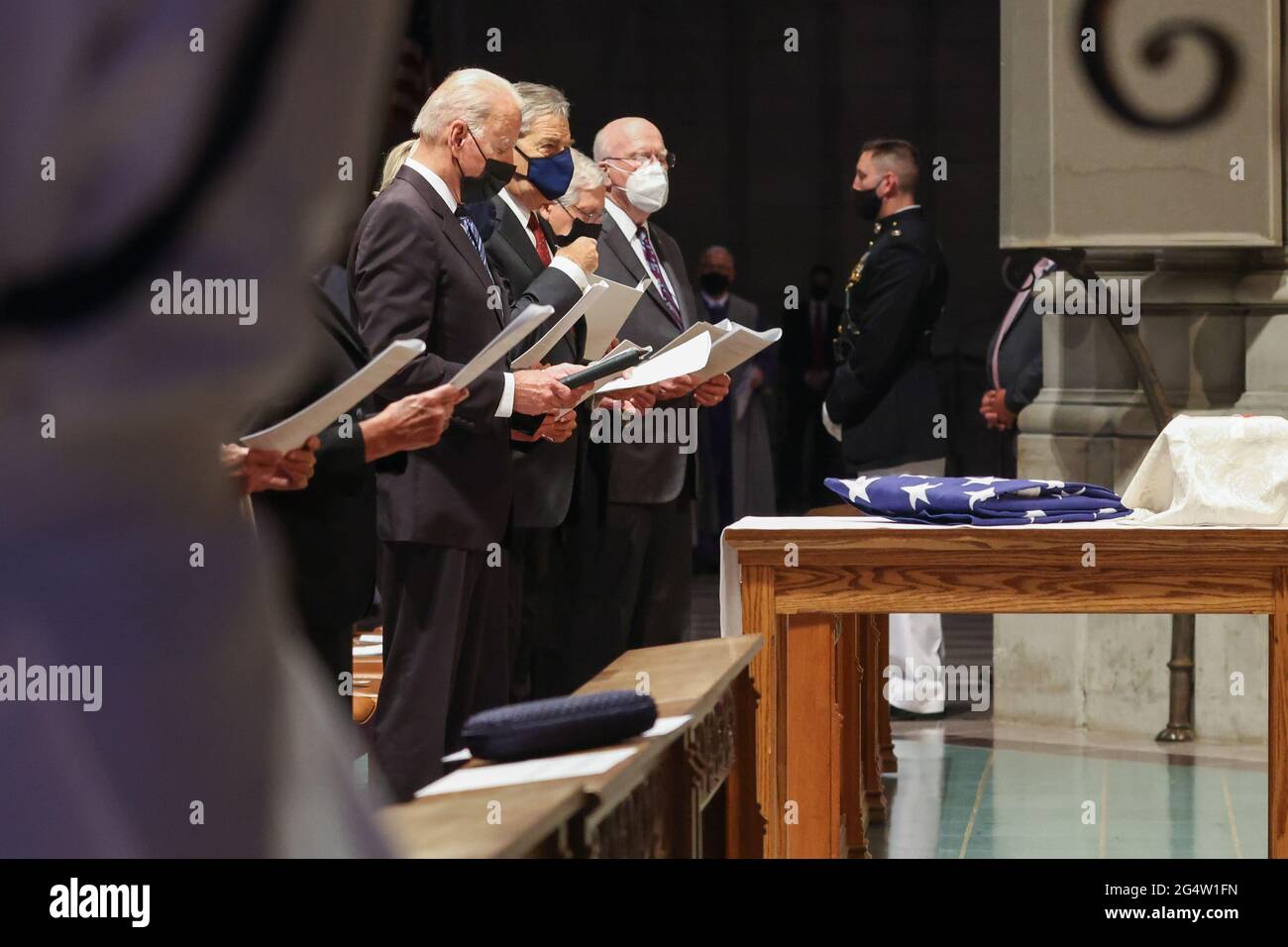 Il presidente degli Stati Uniti Joe Biden partecipa alla cerimonia funeraria dell'ex senatore americano John Warner (repubblicano della Virginia) alla Cattedrale nazionale di Washington mercoledì 23 giugno 2021 a Washington, DC.Credit: Oliver Contreras/Pool via CNP /MediaPunch Foto Stock