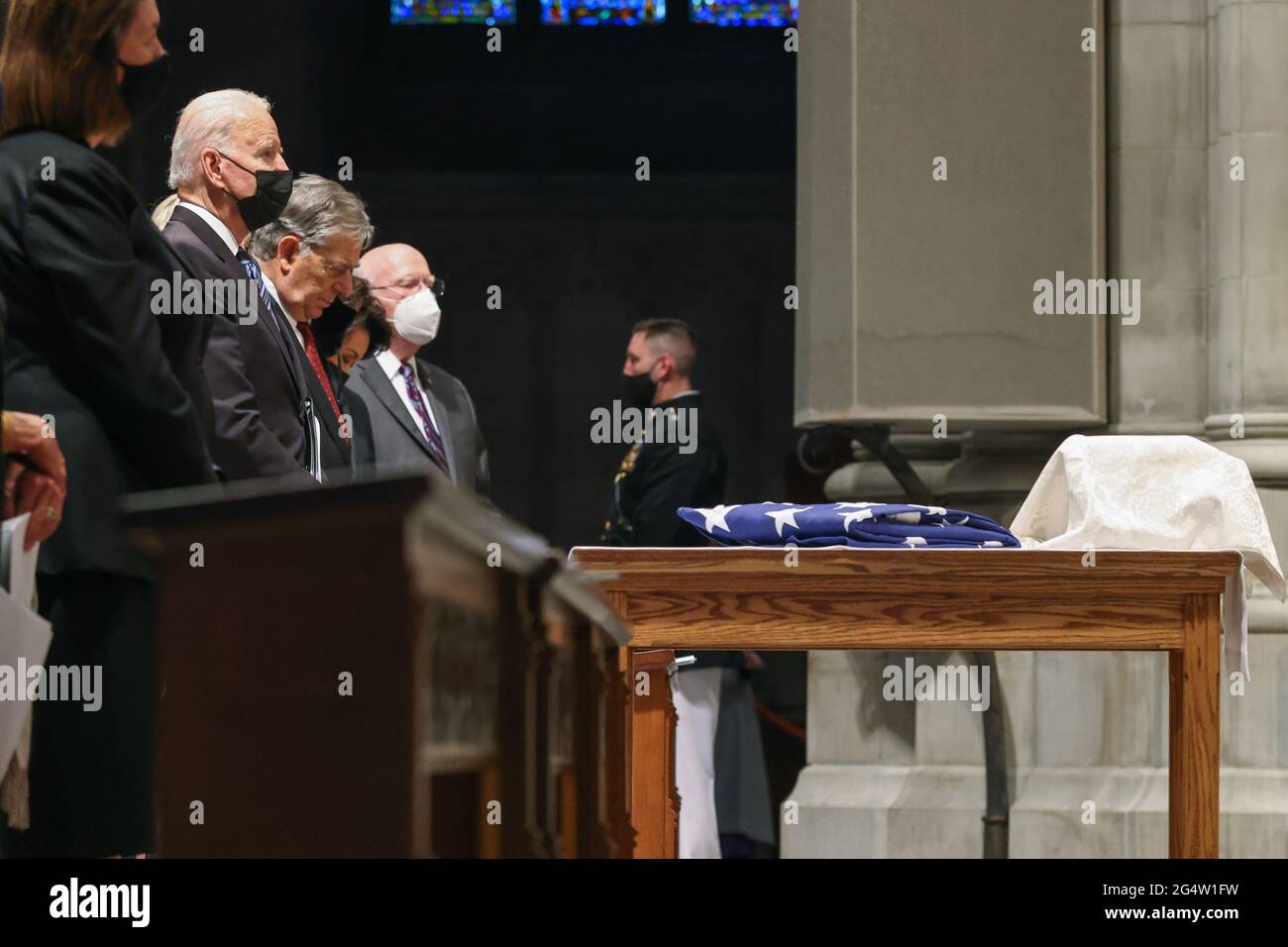 Il presidente degli Stati Uniti Joe Biden partecipa alla cerimonia funeraria dell'ex senatore americano John Warner (repubblicano della Virginia) alla Cattedrale nazionale di Washington mercoledì 23 giugno 2021 a Washington, DC.Credit: Oliver Contreras/Pool via CNP /MediaPunch Foto Stock